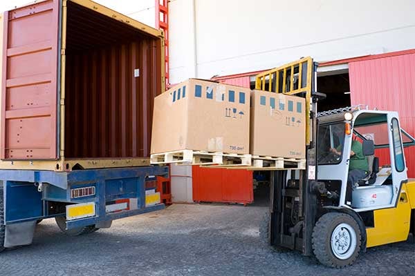 Transloading operation inside a distribution centre