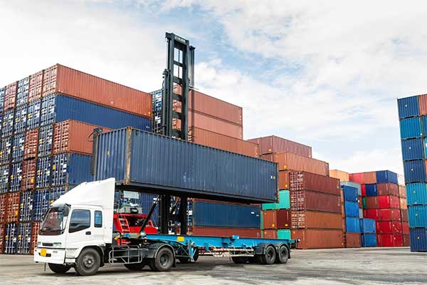 UWL provides intermodal container drayage services for ocean moves through our trusted network of trucking partners